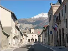 Je me promne dans les rues de Mont-Dauphin (Hautes-Alpes), ville fortifie par Vauban. Je me trouve donc en rgion ...