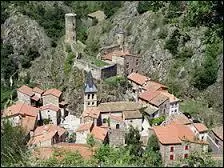 Nous survolons Saint-Floret (rgion Auvergne), class galement parmi les Plus Beaux Villages de France. La commune se situe dans le dpartement ...