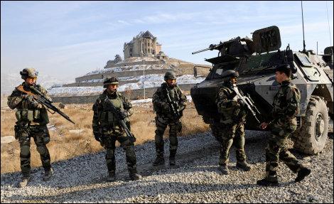 Dans Paris Match, les Talibans exhibent les effets récupérés sur les corps des dix soldats tués en Afghanistan le 18 août. Qu'ont-ils saisi sur l'un des soldats ?