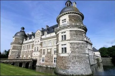 Quel est ce superbe chteau reconstruit en style Renaissance  partir de 1548, qui renferme un riche mobilier et de superbes tapisseries des Flandres ?