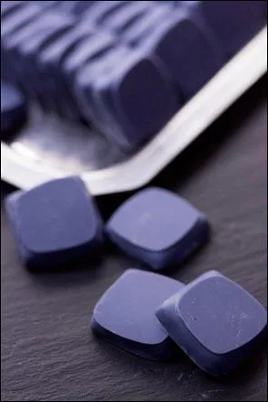 Quelle est cette confiserie angevine faite d'une nougatine caramlise enrobe de chocolat bleu ?