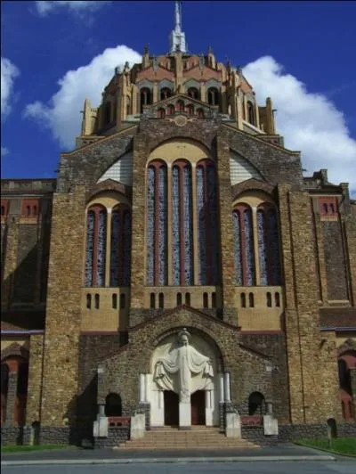 Comment s'appelle l'glise de style romano-byzantin, oeuvre de l'architecte choletais Maurice Laurentin que vous pouvez admirer dans la ville de Cholet ?