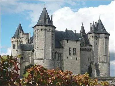 Le chteau de Saumur, dont l'histoire remonte  960, doit sa construction  :