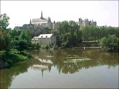 Au bord de quel cours d'eau est construite la superbe cit mdivale de Montreuil-Bellay dont le premier chteau fut construit par le terrible Foulque Nerra ?