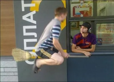 Grce  la magie, c'est la premire fois que les misogynes tiennent un balais ! Dans  Harry Potter , il y a un sport trs clbre, le quidditch. Est-ce que ce sport existe dans la ralit ?