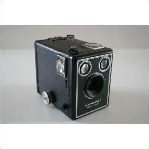 La compagnie amricaine Kodak lance un nouvel appareil photo. Celui-ci ne cote qu'un dollar et est rvolutionnaire : pour faire dvelopper les photos, il suffit d'extraire la pellicule et de l'envoyer chez Kodak. Comment s'appelle cet appareil ?