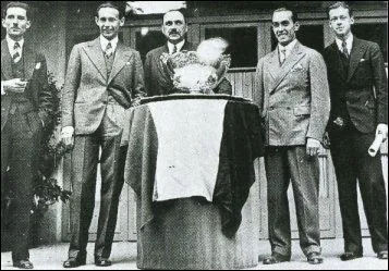 Cette anne l, la premire Coupe Davis a lieu  Boston. Les vainqueurs, remportant ainsi le clbre  saladier d'argent  sont de nationalit :