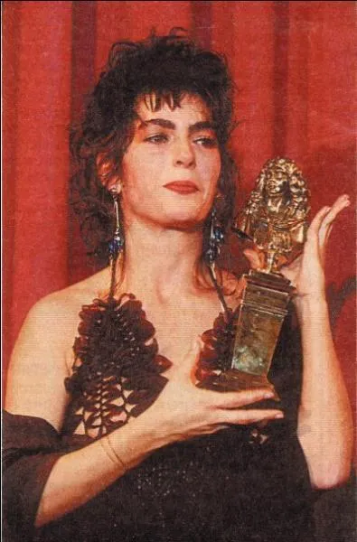 Emmanuelle Laborit, comdienne, sourde de naissance, ayant reu le Molire de la rvlation thtrale en 1993, est l'auteur d'un roman autobiographique intitul :