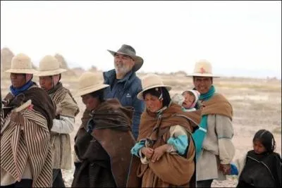 Cet acteur a accept l'invitation de Frdric Lopez qui l'emmne  4 000 mtres d'altitude, sur l'altiplano bolivien,  la rencontre du  peuple de l'eau , les Chipayas.