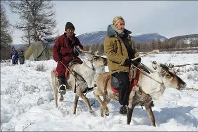 Aprs toute cette chaleur, un peu de fracheur est la bienvenue. En effet, cette actrice se retrouve dans des paysages enneigs,  l'extrme Nord de la Mongolie, o elle rencontre le peuple Tsaatan.