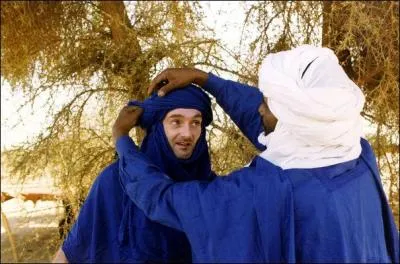 Encore un acteur et humoriste plong cette fois-ci en plein cur du continent africain,  Niamey, capitale du Niger. Les dbuts sont un peu timides, voire stressants pour cet homme  l'extrme sensibilit.