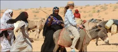 Une actrice a accept le rendez-vous dans une rgion de sable et de grs, l'Ennedi, au cur du Sahara. Elle y rencontre les Gorane, des nomades leveurs de dromadaires.