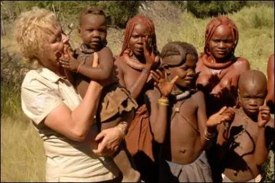 On finit ce priple avec une actrice et humoriste qui remet le couvert pour la 2me fois. On la retrouve dans le Kaokoland, une rgion semi-dsertique du nord-ouest de la Namibie. Elle va  la rencontre d'une ethnie Bantoue, les Himbas.