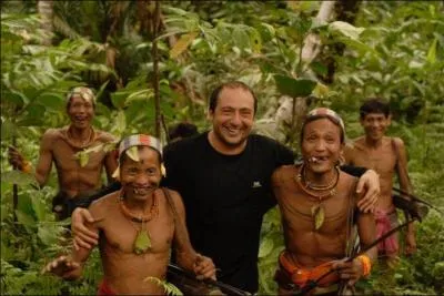 On retrouve cette fois-ci un acteur et humoriste au dbut pas trs  l'aise. Sa destination : l'le de Siberut,  150 kms au large de Sumatra, en Indonsie. Les Mentawa, ou hommes fleurs vont lui rserver le meilleur accueil.