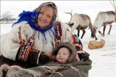La temprature se refroidit nettement puisque nous retrouvons cette actrice et humoriste dans la pninsule du Yamal, au nord de la Sibrie occidentale, au-del du cercle polaire arctique. Ses htes ? Les plus grands leveurs de rennes au monde, les Nntses.
