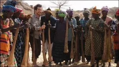 Cet acteur retrouve les Dogons. Cette tribu a trouv refuge sur la falaise de Bandiagra, une corniche haute de 200 mtres qui s'tire sur plus de 2 000 kilomtres au milieu du Sahel.