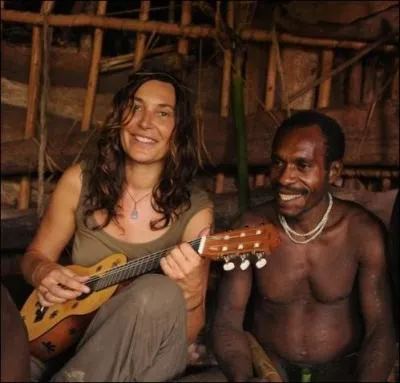 C'est aprs 5 jours de voyage que cette chanteuse se retrouve en prsence du peuple Korowai, en Papouasie occidentale, aux confins de l'archipel indonsien, dans la 2me plus grande fort tropicale au monde.