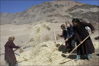 Direction l'extrme nord de l'Inde, aux confins des montagnes de l'Himalaya, l o se trouve un des derniers refuges de la culture tibtaine. Quel chanteur y rencontre les Zanskarpas ?