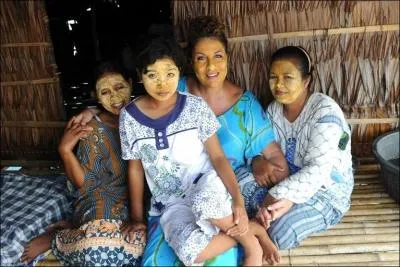 C'est au tour de l'archipel des Banggai, au coeur de l'Indonsie, de recevoir la visite d'une clbrit franaise. Cette chanteuse a rendez-vous avec un peuple de pcheurs, les Bajaus.