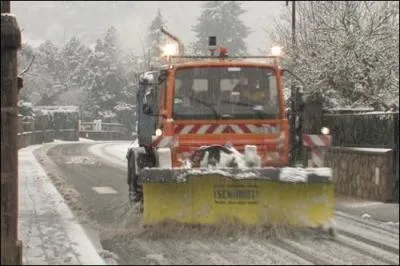 En voiture, il est interdit de doubler un chasse-neige en action.