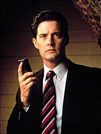 Kyle McLachlan a t l'un des plus tranges agents du FBI, dans la srie djante, mystrieuse et parfois trs effrayante Twin Peaks. Cet agent, amateur de tarte aux myrtilles et de caf s'appelait... ?
