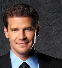 Voici l'un des agents du FBI les plus dcontracts sous ses airs de dur  cuire. Il officie dans la srie Bones, dans laquelle il sduit d'ailleurs la fameuse Temperance Brennan dite Bones, et il s'appelle... ?