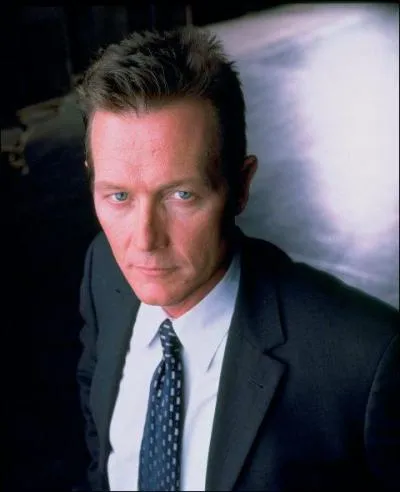 Lorsque David Duchovny dcida de quitter X FIles, on lui chercha un remplaant auprs de Gillian Anderson. Ce fut Robert Patrick, qui devient l'agent John Doggett. Quel vnement se produisit lors de sa toute premire rencontre avec Scully ?