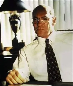 Dans la srie X Files, l'acteur Mitch Pileggi est Ie sous-directeur Walter Skinner, qui tente de prserver la vrit tout en respectant la hirarchie. Il rencontrera lui aussi un tre  venu d'ailleurs , lors d'un pisode particulier o il tient le premier rle. Quelle est la nature de cet tre ?