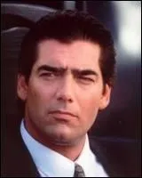 L'acteur Ken Wahl a tenu durant plusieurs annes le rle de l'agent du FBI infiltr Vinnie Terranova, dans la srie titre en VO Wiseguy. Quel tait son titre franais ?