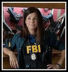 Sandra Bullock interprte un agent du FBI dans cette comdie, titre  Les flingueuses  (en VO, The heat, Duo d'enfer au Qubec). Charge d'enquter en compagnie d'une dtective de la police de Boston, elle rencontre des difficults dans ce partenariat. A quoi sont-elles lies ?
