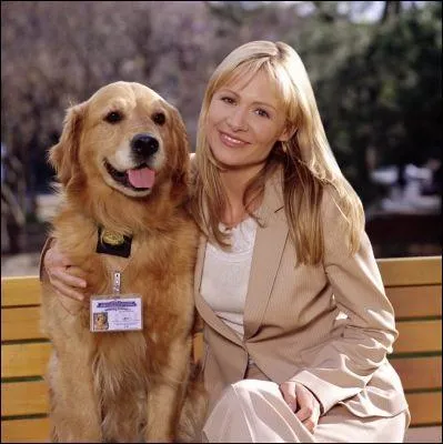  Sue Thomas, FB eye  en VO (jeu de mot sur le i prononc comme eye en anglais, eye signifiant oeil, ou surveillance dans ce cas), la srie est titre en VF Sue Thomas, l'oeil du FBI. L'agent spcial en question a un handicap, comme la vraie Sue Thomas. Lequel ?