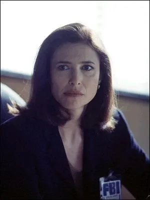 Toujours dans la mme srie, voici un autre agent, qui n'avait d'autre ide que de mettre des btons dans les roues du couple de la question 1. C'est Mimi Rogers, la premire pouse de Tom Cruise, qui l'interprte. Quel tait son nom ?