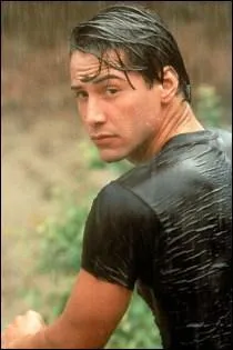 Cet agent du FBI, jou par Keanu Reeves, porte le nom extraordinaire de Johnny Utah ! Dans quel film se lie-t-il  une bande de fous de sports dangereux ?