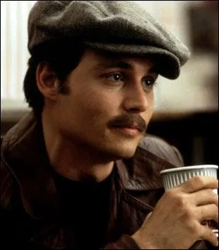 Johnny Depp est un agent du FBI qui officie sous couverture, un rle trs dangereux pour lui car il pntre le milieu mafieux, et va lier une sorte d'amiti inattendue avec Al Pacino, un mafieux dprim par son faible rle dans la  famille . Quel est ce film ?