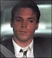 Encore un agent du FBI de la srie X Files, pass ds le dbut dans le camp de l'ennemi. C'est Nicholas Lea qui interprte avec talent l'agent Alex Krycek qu'on adorait dtester. Qui finit par avoir sa peau dans un parking ?