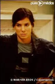 Voici un agent du FBI haut en couleur, puisqu'on va la faire passer d'un look bourru et masculin  un look de Miss de concours de beaut. Le film est titr en France Miss Dtective (Miss Congeniality en VO) et celle qui joue trs bien l'agent dou et la cruche empote est l'actrice... ?