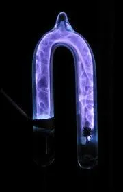 Tube lumineux, tube parfait. Parfait comme le gaz qu'il renferme d'ailleurs. C'est un tube rare, recherch, le gaz aussi. Cinquante-quatrime de sa liste, ce gaz illumine par son tube. Quel est ce gaz ?