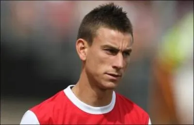 A ses cots on trouve Koscielny : celui ci est d'origine ... .