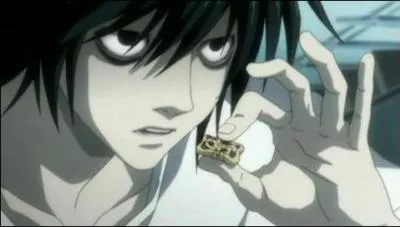 Quand L meurt, quelle est la chose qu'il tient dans les mains ?