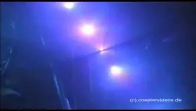 Dans cette photo le train bleu franchit quel endroit ?