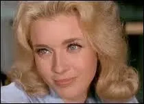 Comment s'appelle la petite que Bourvil rencontre par hasard ?