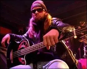 Qui tait le bassiste du groupe?