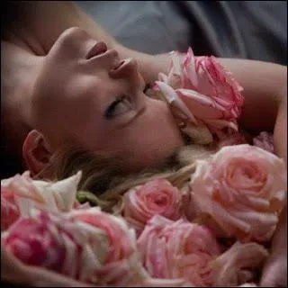 Qui chantait  Laisse moi t'endormir une nuit borale sur un lit de ptales aux reflets de saphir...   ?