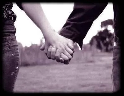 Qui sort avec la chanteuse Perrie Edwards ? (2013)