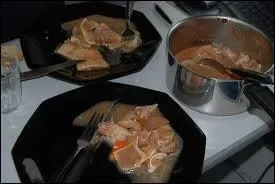 Quelle partie du porc, a priori pas plus comestible que a en apparence, peut se manger confite ?