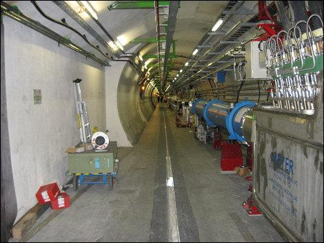 Le LHC, le plus grand accélérateur de particules, a été mis en route cette semaine, et une crainte est déjà apparue. Laquelle ?