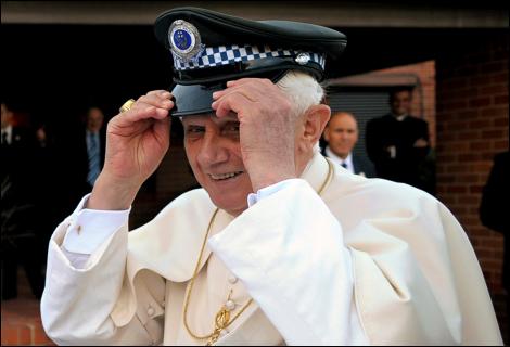 Avant l'arrivée de Benoît XVI en France, une première action anti-pape a été organisée. En quoi a-t-elle consisté ?