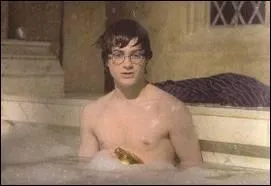 Qu'entend Harry quand il ouvre son uf d'or sous l'eau ?