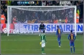 Le penalty est au foot ce que le... est au hockey.