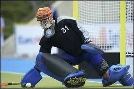 Au hockey sur gazon, le gardien peut toucher la balle avec...